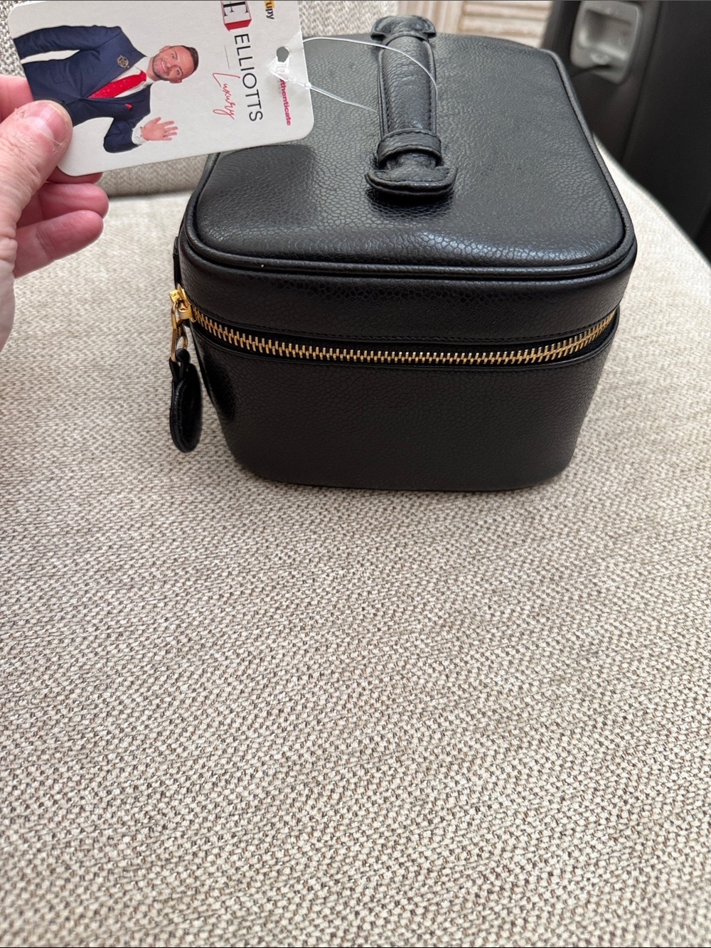 Pre owned luxury CHANEL Black Leather Vanity Case with Gold Hardware - Picture 3 of 11